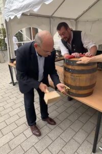 Staatssekretär Prof. Dr. Markus Schick zapfte an, Thomas Pokorny hielt das Fass.