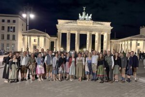 Nach dem Besuch im Ministerium erkundete die Gruppe noch Berlin. Dazu gehörte auch ein Gruppenbild am Brandenburger Tor. Foto: Heiko Langer / Landratsamt Regen
