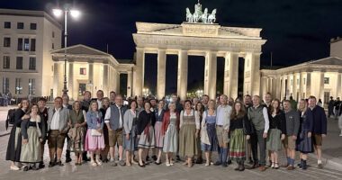 Nach dem Besuch im Ministerium erkundete die Gruppe noch Berlin. Dazu gehörte auch ein Gruppenbild am Brandenburger Tor. Foto: Heiko Langer / Landratsamt Regen