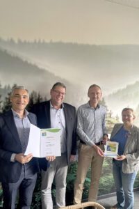 Unser Bild zeigt Landrat Dr. Ronny Raith (li.) mit der stellvertretenden Bürgermeisterin Sabrina Laschinger bei der Übergabe der Urkunde an Josef Geier (2.v.li.) und Stefan Feldmeier. Foto: Heiko Langer / Landratsamt Regen
