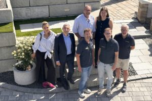 Unser Bild zeigt die Besuchsgruppe mit der Firmenleitung, vorne v. li. Simona Fink (Projektstelle Bayern-Böhmen), Landrat Dr. Ronny Raith, Prokurist Walter Greil, Geschäftsführer David Wittenzellner sowie Anton Wittenzellner; hinten v.li. Bürgermeister Adolf Muhr und Wirtschaftsförderin Teresa Sitzberger. Foto: Heiko Langer / Landratsamt Regen