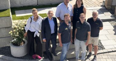 Unser Bild zeigt die Besuchsgruppe mit der Firmenleitung, vorne v. li. Simona Fink (Projektstelle Bayern-Böhmen), Landrat Dr. Ronny Raith, Prokurist Walter Greil, Geschäftsführer David Wittenzellner sowie Anton Wittenzellner; hinten v.li. Bürgermeister Adolf Muhr und Wirtschaftsförderin Teresa Sitzberger. Foto: Heiko Langer / Landratsamt Regen