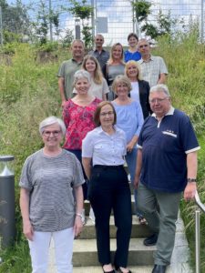 Unser Bild zeigt die Landrätin Rita Röhrl mit der Personalratsvorsitzenden Sabine Pfaller und den Geehrten beziehungswiese Verabschiedeten. Foto: Langer/Landkreis Regen