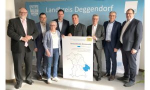 Jürgen Dupper, Oberbürgermeister der Stadt Passau, Raimund Kneidinger, Landrat vom Landkreis Passau, Rita Röhrl, Landrätin von Regen, Sebastian Gruber, Landrat von Freyung-Grafenau, Bayerns Verkehrsminister Christian Bernreiter, Bernd Sibler, Landrat von Deggendorf, Werner Bumeder, Landrat von Dingolfing-Landau und Michael Fahmüller, Landrat von Rottal-Inn. (v. l.) (Foto: StMB)