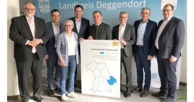 Jürgen Dupper, Oberbürgermeister der Stadt Passau, Raimund Kneidinger, Landrat vom Landkreis Passau, Rita Röhrl, Landrätin von Regen, Sebastian Gruber, Landrat von Freyung-Grafenau, Bayerns Verkehrsminister Christian Bernreiter, Bernd Sibler, Landrat von Deggendorf, Werner Bumeder, Landrat von Dingolfing-Landau und Michael Fahmüller, Landrat von Rottal-Inn. (v. l.) (Foto: StMB)