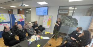 Unser Bild zeigt, v.li.1. Reihe: Martin Aigner, Christian Fuchs vom Büro Winterfuchs, Sonja Morgenstern, Landratsamt Regen. 2. Reihe v.li.: Claudia Stadler, Amt für ländliche Entwicklung (ALE), Hans Edenhofer, ALE und Tanja Fuchs vom Büro Winterfuchs . Es spricht (stehend)  Katharina Forster vom Büro nonconform , rechts sitzen: Johannes Hasslinger und Sandra Schütz. Foto: Johanna Steinhäulser / Büro  nonconform  