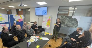 Unser Bild zeigt, v.li.1. Reihe: Martin Aigner, Christian Fuchs vom Büro Winterfuchs, Sonja Morgenstern, Landratsamt Regen. 2. Reihe v.li.: Claudia Stadler, Amt für ländliche Entwicklung (ALE), Hans Edenhofer, ALE und Tanja Fuchs vom Büro Winterfuchs . Es spricht (stehend)  Katharina Forster vom Büro nonconform , rechts sitzen: Johannes Hasslinger und Sandra Schütz. Foto: Johanna Steinhäulser / Büro  nonconform  