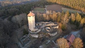 Im Bild:  Die Burg Altnußberg wurde von den Nußbergern errichtet und 1468 im Böcklerkrieg geschliffen. Foto: Gemeinde Geiersthal