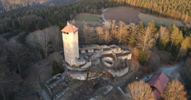 Im Bild:  Die Burg Altnußberg wurde von den Nußbergern errichtet und 1468 im Böcklerkrieg geschliffen. Foto: Gemeinde Geiersthal