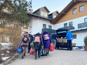 Die Ankommenden haben nur ein paar Taschen dabei, gerade so viel sie selbst tragen können. Die freiwilligen Helfer aus Zwiesel hatten zur Ankunft schon Taschen gepackt, so dass jeder eine Art Begrüßungspaket bekommen hat (im Foto rechts im Auto zu sehen). Foto: Heiko Langer/Landkreis Regen  