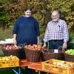 Die Landkreisgärtner Nadine Ludwig und Lothar Denk haben die Apfelsorten im Kreislehrgarten für die Verkostung gepflückt und vorbereitet. Foto: Landkreis Regen, Eder
