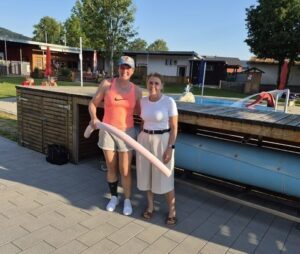Daniela Geiß (Vorsitzende der Ortsgruppe Wasserwacht Frauenau; li.) und Sandra Funk (Gesundheitsregionplus Arberland) freuen sich auf möglichst viele Teilnehmer. Foto: Ronny Schönberger