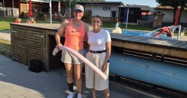 Daniela Geiß (Vorsitzende der Ortsgruppe Wasserwacht Frauenau; li.) und Sandra Funk (Gesundheitsregionplus Arberland) freuen sich auf möglichst viele Teilnehmer. Foto: Ronny Schönberger