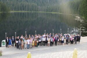Die Festgemeinschaft nach der Prämierungsfeier vor dem Großen Arbersee. Foto: Jessica Döhler/ Landratsamt Regen