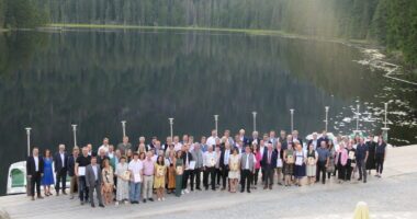 Die Festgemeinschaft nach der Prämierungsfeier vor dem Großen Arbersee. Foto: Jessica Döhler/ Landratsamt Regen
