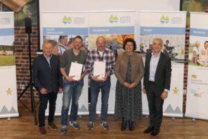 Arnbruck: Matthias Vogl, Herbert Franz Mühlbauer, Bürgermeisterin Angelika Leitermann, Landrat Dr. Ronny Raith