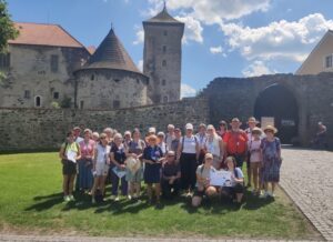 Die Teilnehmer der grenzüberschreitenden Exkursion machten unter anderem Station an der Wasserburg Švihov. Begleitet wurden sie (vorne v. re.) von Helena Hnojská (Organisation Úhlava), Projektleiterin Tabea Lepšík und Simona Fink (Koordinationsstelle Bayern-Böhmen). Foto: Tabea Lepšík / Landratsamt Regen.