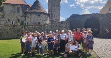 Die Teilnehmer der grenzüberschreitenden Exkursion machten unter anderem Station an der Wasserburg Švihov. Begleitet wurden sie (vorne v. re.) von Helena Hnojská (Organisation Úhlava), Projektleiterin Tabea Lepšík und Simona Fink (Koordinationsstelle Bayern-Böhmen). Foto: Tabea Lepšík / Landratsamt Regen.