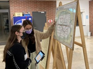 Die Schülerinnen Alexa Donath und Louisa Hattenkofer erlebten, wie schwer der Perspektivwechsel ist: Die Fahrt mit der U-Bahn wird fast unmöglich, wenn man die Schriftzeichen nicht kennt. Foto: Heiko Langer/Landkreis Regen