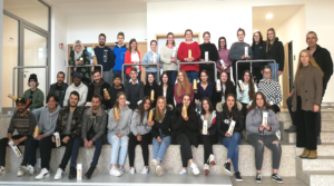 Die Schülerinnen und Schüler des BBZ Zwiesel mit Schulleiterin Andrea Feitz (oben links) und Natalie Walter, sowie Matthias Wagner (rechts). Foto: Lena Ulrich / BBZ Zwiesel