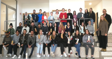 Die Schülerinnen und Schüler des BBZ Zwiesel mit Schulleiterin Andrea Feitz (oben links) und Natalie Walter, sowie Matthias Wagner (rechts). Foto: Lena Ulrich / BBZ Zwiesel