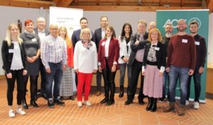 Die stellvertretende Landrätin Helga Weinberger aus dem Landkreis Freyung-Grafenau (6.v.l.) und die Geschäftsstellenleiterin der GesundheitsregionPlus Arberland Natalie Walter (5.v.l.) durften die teilnehmenden Firmen und die BGF-Koordinatorin der AOK Bayerwald-Deggendorf Christa Katzdobler (4.v. r.) sowie den Fachreferenten Prof. Eberhard Fehlau (5.v.r.) zum zweiten BGM-Netzwerktreffen Bayerwald-Deggendorf begrüßen. Foto: Pressestelle Landkreis Freyung-Grafenau