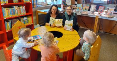 Büchereileiterin Kristina Pöschl (li.) und Rebecca Plötz vom Familienbüro KoKi begrüßten Eltern mit ihren Babys zu einem besonderen Babytreff in der Pfarr- und Stadtbücherei Viechtach, bei dem die Kleinsten erste Bilderbücher entdecken konnten. Foto: Samira Waldschlag / Landkreis Regen.