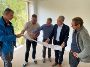 Sie machten sich auf der Baustelle ein Bild, v.li. Hausmeister Max Kreuzer, Robert Denner, Thomas Frisch (beide Gebäudemanagement Landratsamt Regen), Landrat Dr. Ronny Raith und Realschuldirektor Alexander Götzfried. Foto: Heiko Langer / Landratsamt Regen