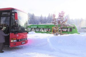 Bild: Die Skibusse bringen Einheimische und Urlauber ohne Parkplatzsuche ins Wintervergnügen.(Foto: Woidlife Photography)