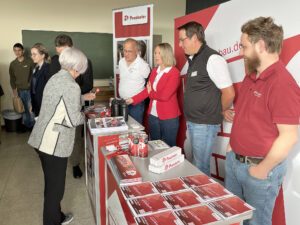 Die Firmen hielten zahlreiche Giveaways für die Besucher bereit. Am Stand von Penzkofer konnte auch Rita Röhrl nicht widerstehen. Foto: Iris Gehard / Landratsamt Regen