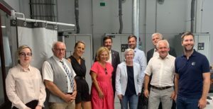 Gruppenbild am Technologie Campus für Sensorik in Teisnach Von links nach rechts: Judith Weinberger-Singh, Leiterin Kreisentwicklung und stv. Geschäftsführerin ARBERLAND REGio GmbH, Gerhard Ebnet, 2. Bürgermeister Markt Teisnach, Simona Fink, Koordinierungsstelle Bayern-Böhmen, Dr. Ivana Červenková, Generalkonsulin, Prof. Dr. Wolfgang Dorner, Technische Hochschule Deggendorf, Rita Röhrl, Landrätin Regen, Alexander Haberl, Operative Leitung, Institut für Präzisionsbearbeitung und Hochfrequenztechnik - Technologie Campus Teisnach, Herbert Unnasch, Geschäftsführer ARBERLAND REGio GmbH, Jirí Horácek, Direktor Regionalentwicklungsministerium, Karl Leidl, Operative Leitung, Technologie Campus Teisnach Sensorik 4.0