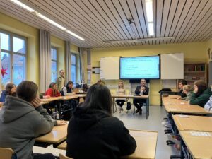 Unser Bild zeigt: Landrat Dr. Ronny Raith mit Sonja Fath von der Kommunalen Jugendarbeit beim Besuch der Klasse 8/9 am Sonderpädagogischen Förderzentrum der Paul-Maurer-Schule Viechtach. Foto: Ramona Simeth / Landkreis Regen