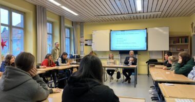 Unser Bild zeigt: Landrat Dr. Ronny Raith mit Sonja Fath von der Kommunalen Jugendarbeit beim Besuch der Klasse 8/9 am Sonderpädagogischen Förderzentrum der Paul-Maurer-Schule Viechtach. Foto: Ramona Simeth / Landkreis Regen