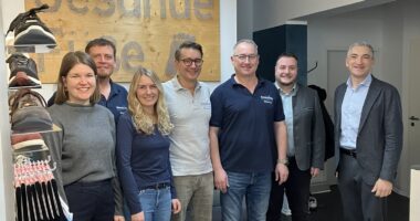 Unser Bild zeigt: v. li. Wirtschaftsförderin Teresa Sitzberger, Geschäftsführer & Orthopädieschuhtechniker Johannes Greipl, Orthopädie-Schuhtechniker-Meisterin & Geschäftsführerin Christina Graßl, Geschäftsführer & Orthopädieschuhtechniker Björn Hartinger, Orthopädie-Schuhtechnik-Meister Günther Füller, Bürgermeister Daniel Graßl und Landrat Dr. Ronny Raith. Foto: Ramona Simeth / Landkreis Regen