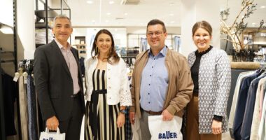 Ein Kaufhaus mit Geschichte und neuen Ideen: Landrat Dr. Ronny Raith, Yvonne Klingseis, Bürgermeister Andreas Kroner und Wirtschaftsförderin Teresa Sitzberger (von links) sprachen im Kaufhaus Bauer über Umbau, Kundenverhalten und die Herausforderungen des stationären Handels im Bayerischen Wald. Foto: Miriam Lange / Landratsamt Regen.
