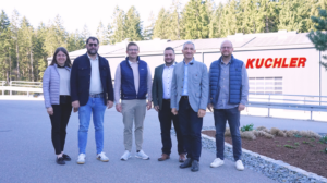 Im Gespräch über Infrastruktur, Personal und Zukunftsthemen: (v. l.) Wirtschaftsförderin Teresa Sitzberger, Rudolf Kuchler jun. mit Co-Geschäftsführern Eduard Leichtling und Andreas Geiß (1. v. r.), Bürgermeister Daniel Grassl (3. v. r.) sowie Landrat Dr. Ronny Raith (2. v. r.).