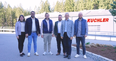 Im Gespräch über Infrastruktur, Personal und Zukunftsthemen: (v. l.) Wirtschaftsförderin Teresa Sitzberger, Rudolf Kuchler jun. mit Co-Geschäftsführern Eduard Leichtling und Andreas Geiß (1. v. r.), Bürgermeister Daniel Grassl (3. v. r.) sowie Landrat Dr. Ronny Raith (2. v. r.).