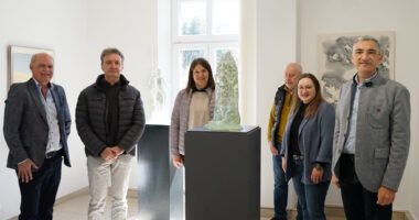 Christian Bayerl, Glaskünstler Erwin Schmierer, Wirtschaftsförderin Teresa Sitzberger, Kurator Fritz Bauer, Tourismusreferentin Elisabeth Unnasch und Landrat Dr. Ronny Raith (v.l.) tauchen mitten in die Ausstellung „Spektrum“ ein – geführt vom Künstler selbst, der seine Werke zwischen Licht, Glas und Perspektive lebendig werden lässt. Foto: Miriam Lange / Landratsamt Regen.