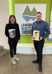 Freuen sich auf möglichst viele Bewerbungen: Teresa Sitzberger und Tobias Wittenzellner von der Kreisentwicklung des Landkreises mit dem aktuellen Siegel Arberland Premium. Foto: Alexander Achatz / Landratsamt Regen.