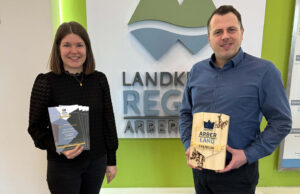 Freuen sich auf möglichst viele Bewerbungen: Teresa Sitzberger und Tobias Wittenzellner von der Kreisentwicklung des Landkreises mit dem aktuellen Siegel Arberland Premium. Foto: Alexander Achatz / Landratsamt Regen.