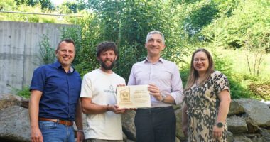 Freude über den Bike Spirit Award im Arberland: Landrat Dr. Ronny Raith (2. v. re.) gratuliert den Trans Bayerwald-Projektbeteiligten (v.li.) Tobias Wittenzellner, Leiter der Kreisentwicklung am Landratsamt Regen, Mitarbeiter Hanse Wenzl und Tourismusreferentin Elisabeth Unnasch. Foto: Miriam Lange / Landratsamt Regen.