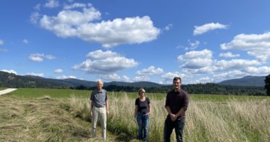 Hans-Jörg Gaim von der LBV-Kreisgruppe Regen, Landwirtin Manuela Berndl und Biodiversitätsberater Martin Graf vor der frisch gemähten Wiese. Foto: Emily Oswald/Landratsamt Regen