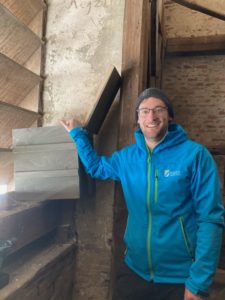 Martin Graf beim Anbringen der Dohlennistkästen im Rinchnacher Kirchturm. Foto: Carina Kronschnabl, Naturpark Bayerischer Wald