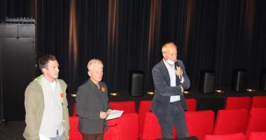 Jugendamtsleiter Martin Hackl (re.), Jugendpflegerin Dr. Edith Aschenbrenner und Alexander Lange vom Kreisjugendamt machten die Kinobesucher auf das Thema Cybergrooming aufmerksam. Foto: Reinhard Wölfl/Landkreis Regen