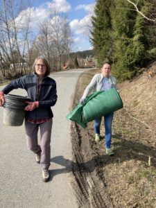 Rosemarie Wagenstaller und Kerstin Schecher vom LBV beim Aufbau des Amphibienzaunes bei Katzenbach, Böbrach. Foto: Graf/Landratsamt Regen 