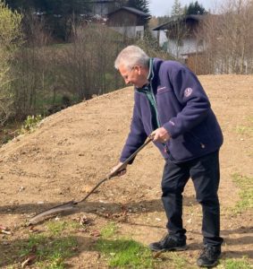 Günther Hannes beim Abschneiden des Knöterichs Foto: Martin Graf