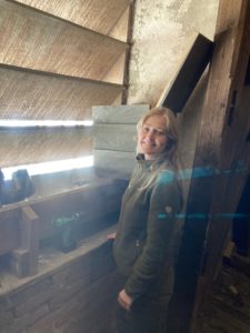 Naturpark-Rangerin Carina Kronschnabl beim Anbringen der Dohlennistkästen im Rinchnacher Kirchturm. Foto: Martin Graf, Landratsamt Regen