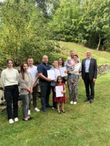 Unser Bild zeigt von links: Neele Hasselbach und Yildiz Oragaz (Ausländeramt), Michael Spielbauer, (stellvertretender Sachgebietsleiter Ausländeramt am Landratsamt Regen) Mutaz Aldef Alla, Eyla Aldef Alla, Lowiza Khatouf, Ayla Aldef Alla (vorne Mitte), Daniel Fučík, Max Fučík mit Mama, Landrat Dr. Ronny Raith. Foto: Ramona Simeth / Landratsamt Regen