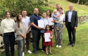 Unser Bild zeigt von links: Neele Hasselbach und Yildiz Oragaz (Ausländeramt), Michael Spielbauer, (stellvertretender Sachgebietsleiter Ausländeramt am Landratsamt Regen) Mutaz Aldef Alla, Eyla Aldef Alla, Lowiza Khatouf, Ayla Aldef Alla (vorne Mitte), Daniel Fučík, Max Fučík mit Mama, Landrat Dr. Ronny Raith. Foto: Ramona Simeth / Landratsamt Regen