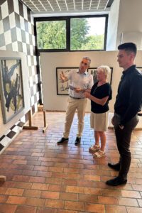 Der Vorsitzende der Waldvereinssektion Zwiesel Reinhard Wölfl und Annemarie Pletl, die künstlerische Leiterin des Buntspechts, freuten sich, Landrat Dr. Ronny Raith (re.) in der Ausstellung zu begrüßen.